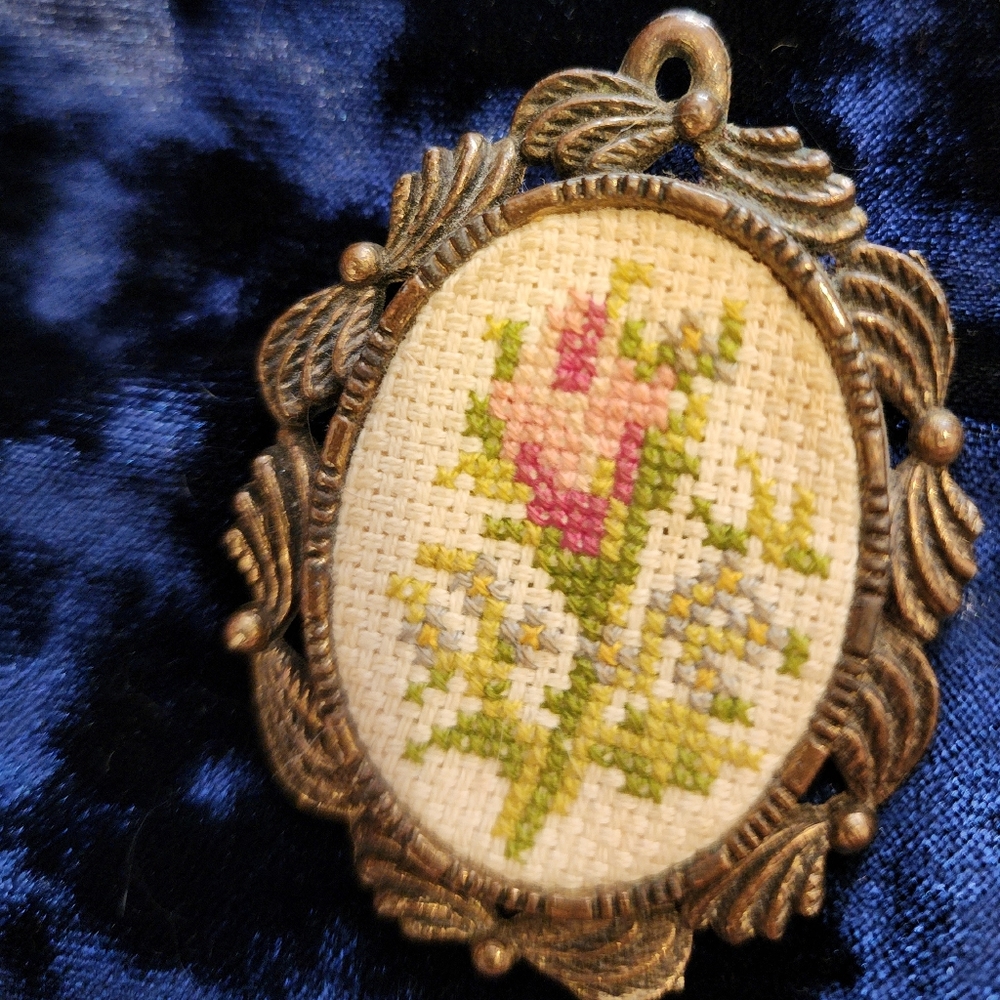 Vintage The Creative Circle Cross-stitch Brooch Vintage Handmade 80s Embroidery